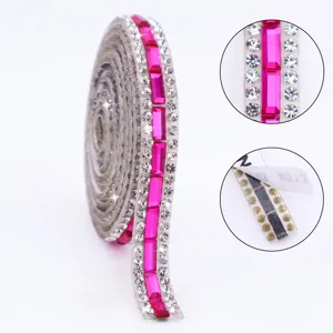 Détail de bande de strass autocollante avec cristaux rose vif et colle arrière résistante.