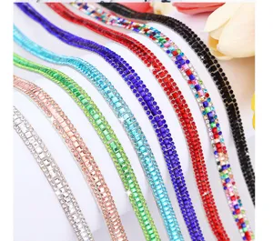 Close-up van kleurrijke zelfklevende strass-strip, sprankelende kristallen DIY decoratieve rand.