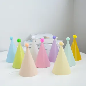 Bunte Geburtstag Hüte aus Papier mit Bommel, ideale Dekoration für fröhliche Party Feiern.