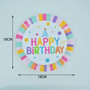 Primo piano del piatto di carta colorato per compleanno con strisce e cappello 18cm