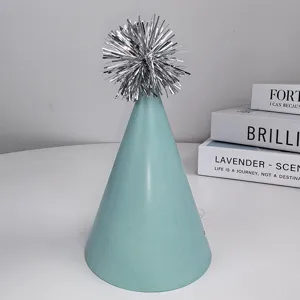 Partykegelhut mit silberner Lamettabombe, blauer Geburtstagsdeko-Hut für Kinder und Erwachsene.