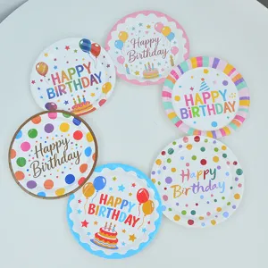 Set di piatti di carta di compleanno colorati con motivi a pois e torta per decorazioni.