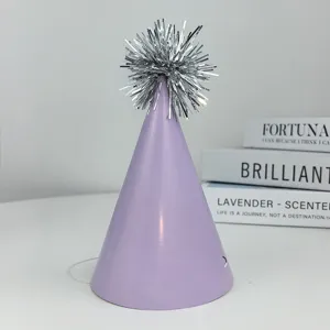 Lila Geburtstag Hute kegelförmig mit Silber Lametta Pompon für Party Dekoration Kinder.