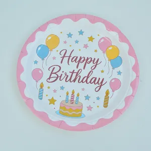 Primo piano dettagliato del piatto di carta rosa per compleanno con palloncini e torta graziosi.