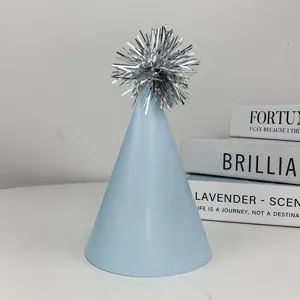 Hellblaue Party-Hut mit silbernem Lametta-Pompon oben für Geburtstagsfeiern Dekorationen.