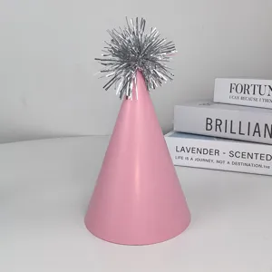 Detailaufnahme des rosafarbenen Partyhutes mit silberner Lametta-Quaste fuer Geburtstage.
