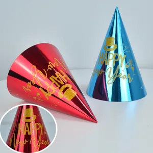 Λεπτομερές κοντινό πλάνο από γυαλιστερά μεταλλικά καπέλα πάρτι με εορταστικά σχέδια.