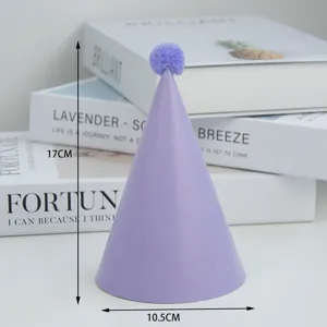 Einfarbiger spitzer Geburtstagsparty-Hut mit Pompon, dekorative Papierhaube für Feiern.