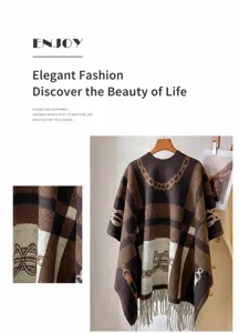 Cape poncho en tricot pour femme avec franges, design à carreaux marron et imprimé.
