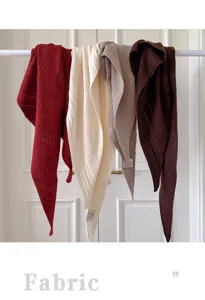 Herbst Winter Wolle Strick dreieckiges Tuch Schal Detail in klassischer neutraler Stil.