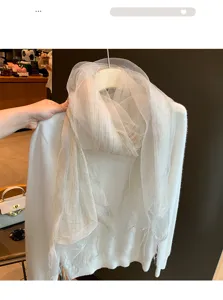 Detailansicht des doppellagigen Mesh-Schals mit transparenter Textur und elegantem Faltenwurf.