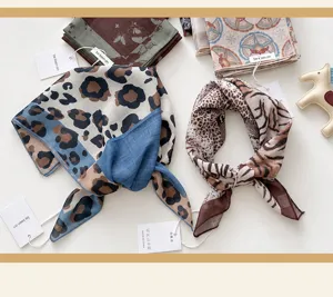 Detailansicht des herbstlichen Retro bedruckten Seidenschals als schicke Halstuch-Ergänzung.