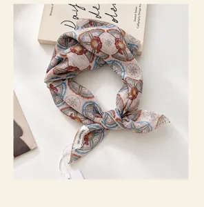 Vintage bedrucktes kleines Seidentuch Detail, elegantes Retro Halstuch Damen Accessoire.