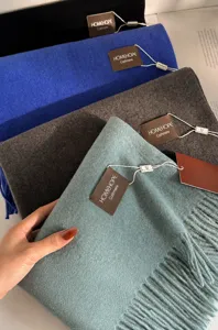 Detailansicht des weichen Winterschals mit Kaschmirgefühl und eleganten, stilvollen Farben.