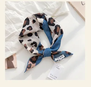 Detailansicht des Vintage-Leopardenmuster und blaues Farbblock-Quadratuche, ideal für mode.