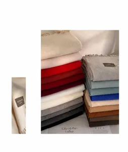 Minimalistischer einfarbiger Kaschmir-Imitat-Schal Detail, warmer Winterschal für Damen.