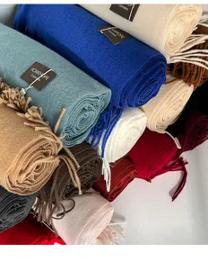 Detailansicht gerollter, mehrfarbiger Kaschmir-Imitat Schals mit Fransen für den Winter.