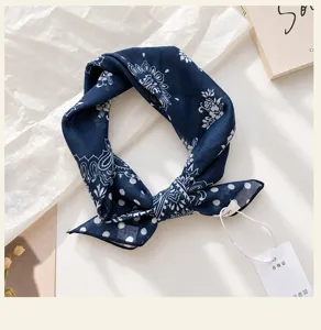Detaillierte Nahaufnahme eines eleganten dunkelblauen Retro-Paisley-Seidenquadrattuchs.