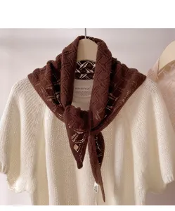 Bruine gebreide driehoekige sjaal voor dames, open gewerkt winter warm nekdoek detail.