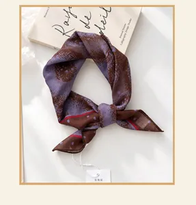 Detail des Vintage Blumendruck Seiden Tuchs, elegantes Herbst Winter Halstuch Accessoire.