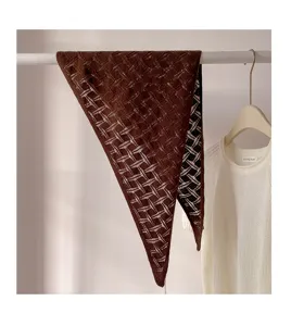 Donkerbruine gebreide, opengewerkte driehoekssjaal, ademend mesh-ontwerp, stijlvol herfstaccessoire.