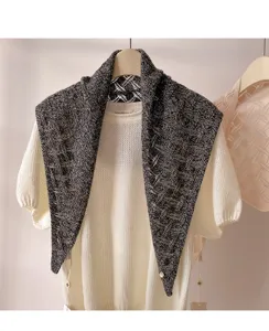 Koreaanse stijl herfst winter opengewerkte wollen driehoekige sjaal met wit gebreid topje.