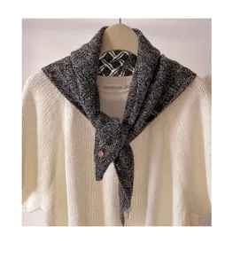 Kleine opbrochen 100% wollen driehoekige sjaal voor vrouwen, elegante winter nekwarmer en accessoire.