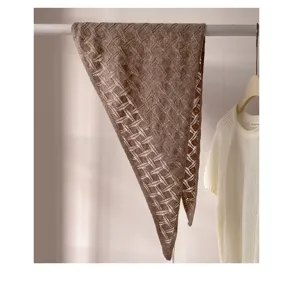 Bruine wollen gebreide driehoekige sjaal met ajourmuster, stijlvolle hals- en hoofddoek.