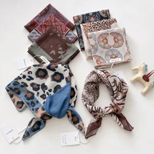 Modisch bedrucktes Quadrat-Halstuch Damen Retro Leopard Blumen elegante kleine Seidentuch.