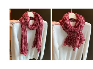 Rot-weißer Karo-Knitter-Schal, leicht und stilvoll, perfekt für Herbst- und Winterkleidung.