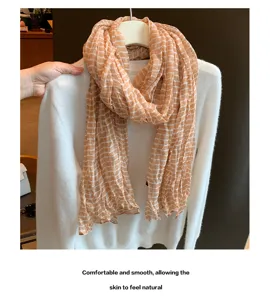 Detailansicht des stilvollen Karo-Schals, weiche Knittertextur für Herbst und Winter.
