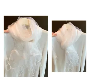 Detailansicht des weißen doppellagigen Netzschals, leichte transparente Textur für Frühling Sommer.