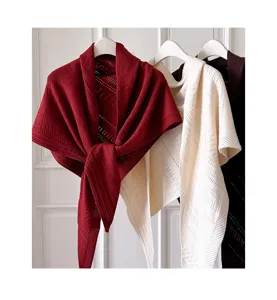 Nahaufnahme der Strick-Dreiecktuch-Details, weiche Textur und exquisite Handwerkskunst.