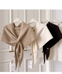 Gestricktes Dreiecktuch Detail, elegantes Woll-Schal-Cape in Beige und Braun mit Knoten.