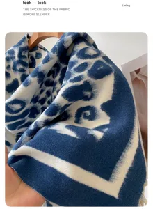 Blau weißer Leo Print Winterschal Tuch Detail, gemütlich weicher warmer Stoff Mode Accessoire