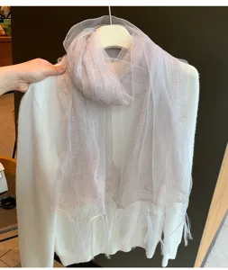Detailansicht eines leichten zweilagigen Netz-Schals, elegante graue Farbe für Frühlingslooks.