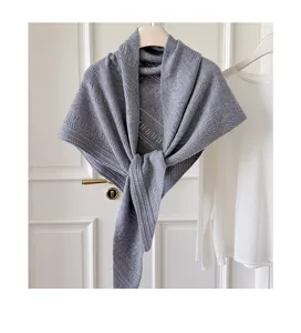Graues Strick-Dreiecktuch Schal, kuscheliger Wollmix Winter-Accessoire für Alltag und Styling.
