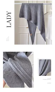 Nahaufnahme des grauen Wollmischgewebe-Dreieckscharfs mit feiner Rippstrickstruktur und weicher.