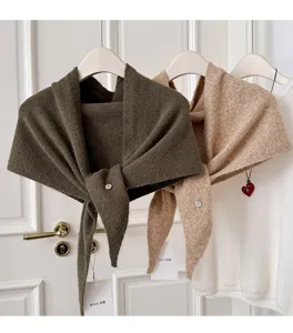 Koreanischer Art gestricktes Dreiecktuch Schal warmer vielseitiger Zubehoer Detailansicht