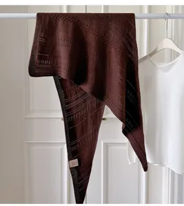 Dunkelbraunes gestricktes dreieckiges Tuch Schal dick warm Winter casual Mode einfarbig