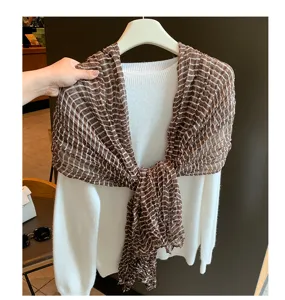 Braun weiß karierter plissierter Schal Damen Mode lässig warm leichtes Tuch Detail