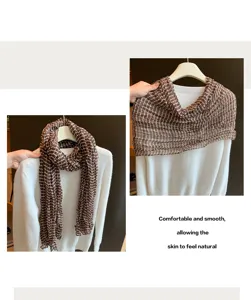 Detailansicht des braunen Karo-Knitter-Schals, elegant und bequem für den täglichen Gebrauch.