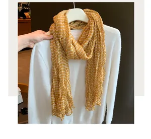 Gelber karierter Knitter-Schal Detail, klassische Mode vielseitiger Herbst Winter warmer Schal.