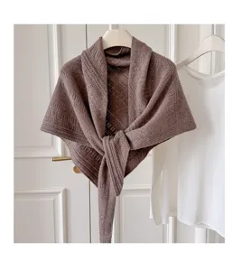 Braunes gestricktes Dreieckstuch im Old-Money-Stil, Winter Wollmischung Schal Detail Ansicht.