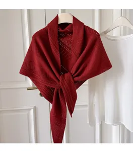 Gestricktes dreieckiges Tuch Schal in Dunkelrot, Herbst Winter warmer Strick Halswärmer.