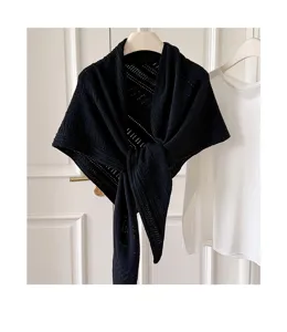Nahaufnahme eines schwarzen Strick-Dreiecktuchs mit elegantem Lochmuster für kühle Tage.