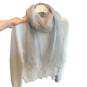 Grauer transparenter Netz-Schal für Damen, leichter Frühlings- und Sommer-Umhang Stil.