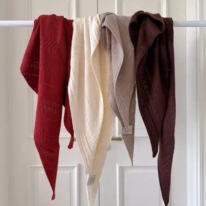 Gemütlicher, gestrickter Dreiecktuch Schal aus Wollmischung für den Herbst und Winter.