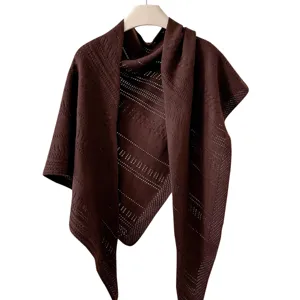 Dunkelbraunes Strick Dreiecktuch Winter Wolle Schal Lässiger Überwurf Im Old Money Stil