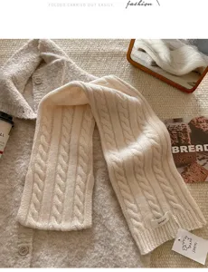 Gemütlicher 100% Wolle Zopfmuster Schal in warmem Beige. Weiches Winteraccessoire.